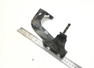 Scania frame support 2417365 – angular metal part with integrated screw