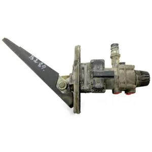 Brake master cylinder with pedal for volvo 70313353 21147988 504100401 85003334 23856221