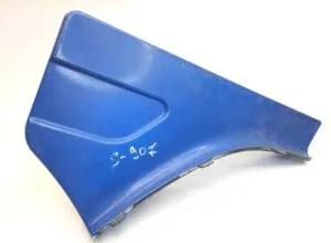 Blue plastic cap between cabin and rear right mudguard scania