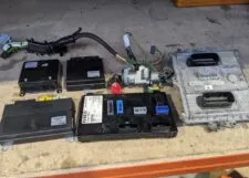 Iveco F4AFE611A 220HP Starting Calculator Kit (including engine control unit, immobilizer control module, and wiring)