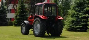 Komatsu engine repairs 3d66-1a – tractor in green landscape
