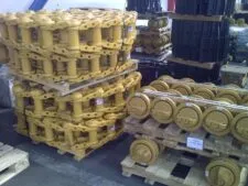 Permanent stock: track chains and guide wheels for excavators