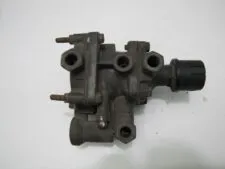 Trailer control valve with three ports and regulator