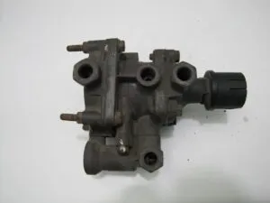 Trailer control valve with three ports and regulator
