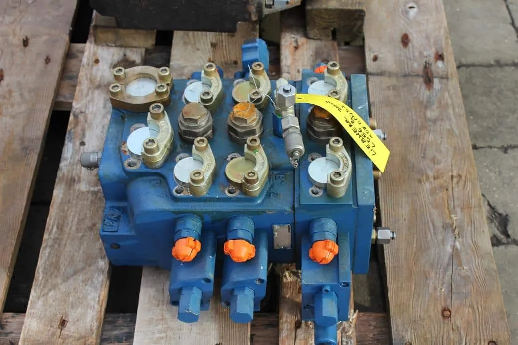 Liebherr L556 hydraulic distributor