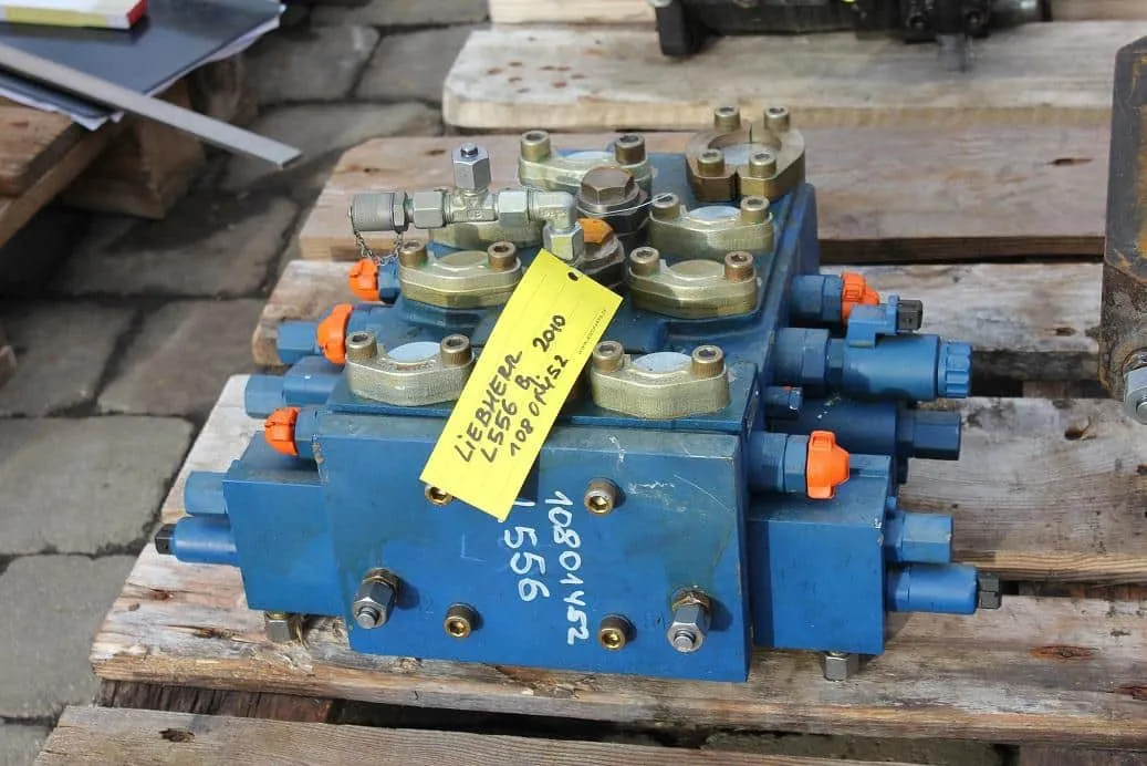 Liebherr L556 hydraulic distributor