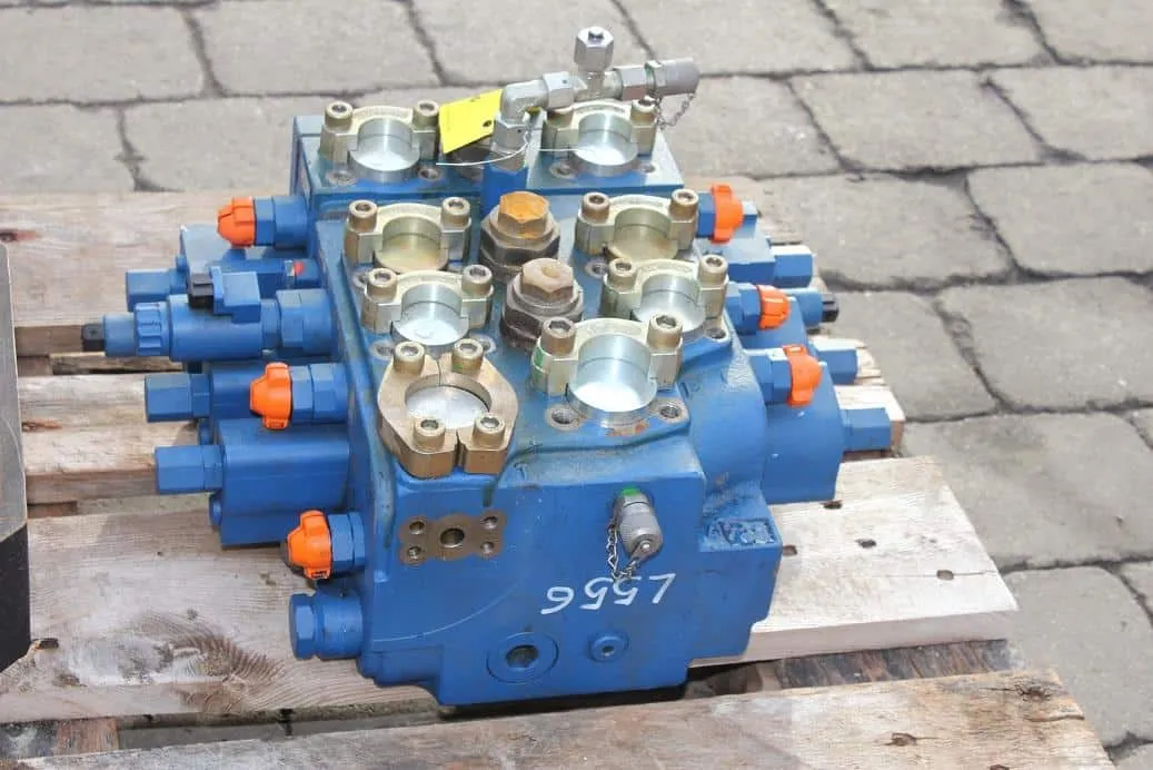 Liebherr L556 hydraulic distributor