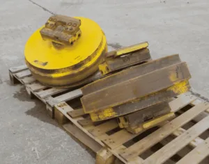 Guide wheel for komatsu d155 bulldozer, mounted on pallet
